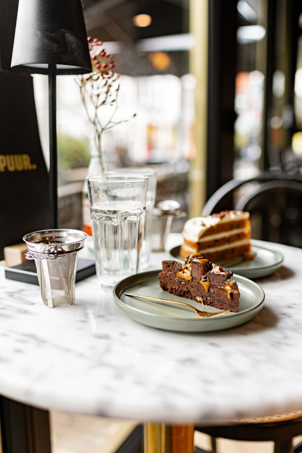 Taartpunt op marmeren tafel in een gezellig café