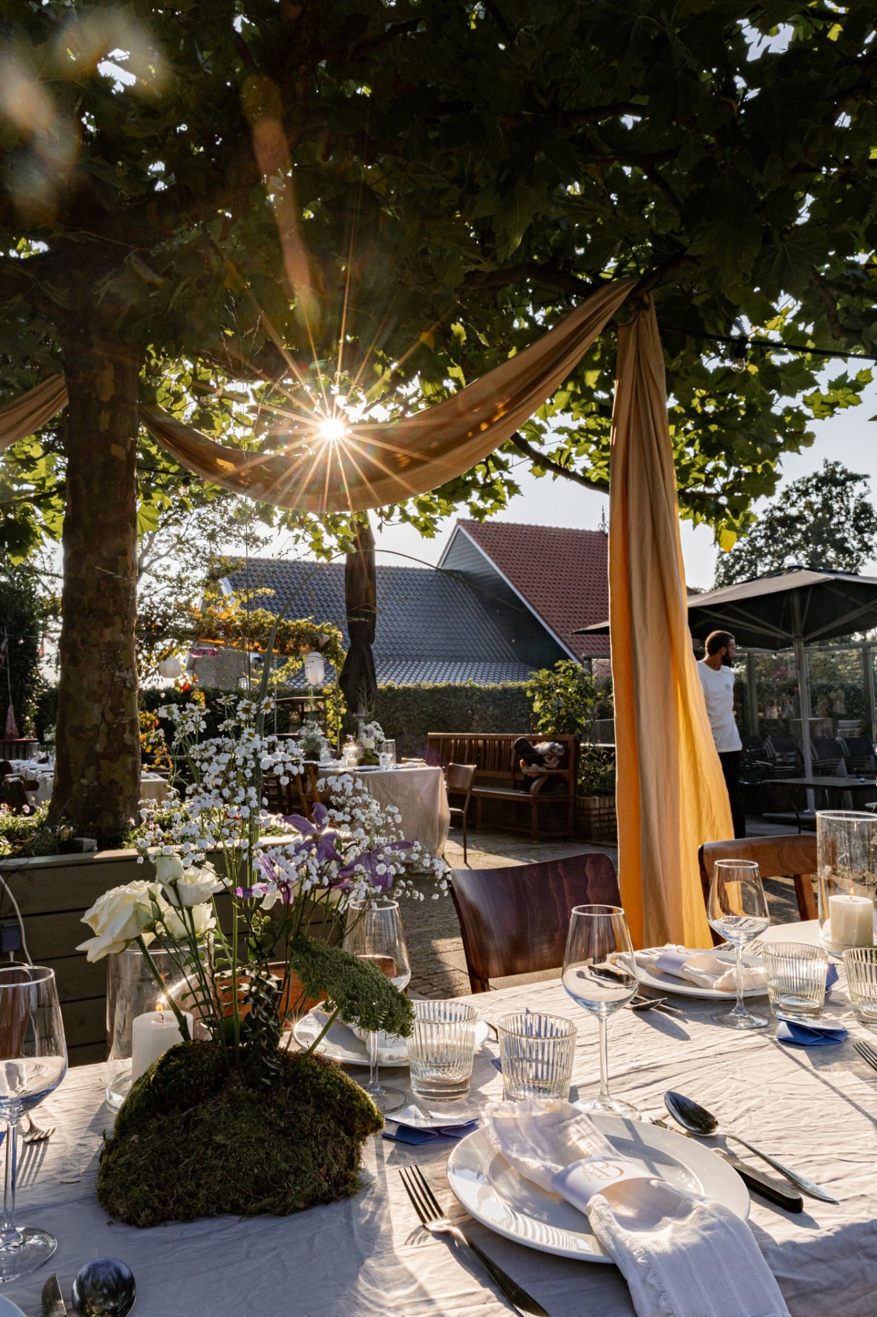 Diner buiten met kaarslicht en gedekte tafel — foodfotografie Marije de Boer