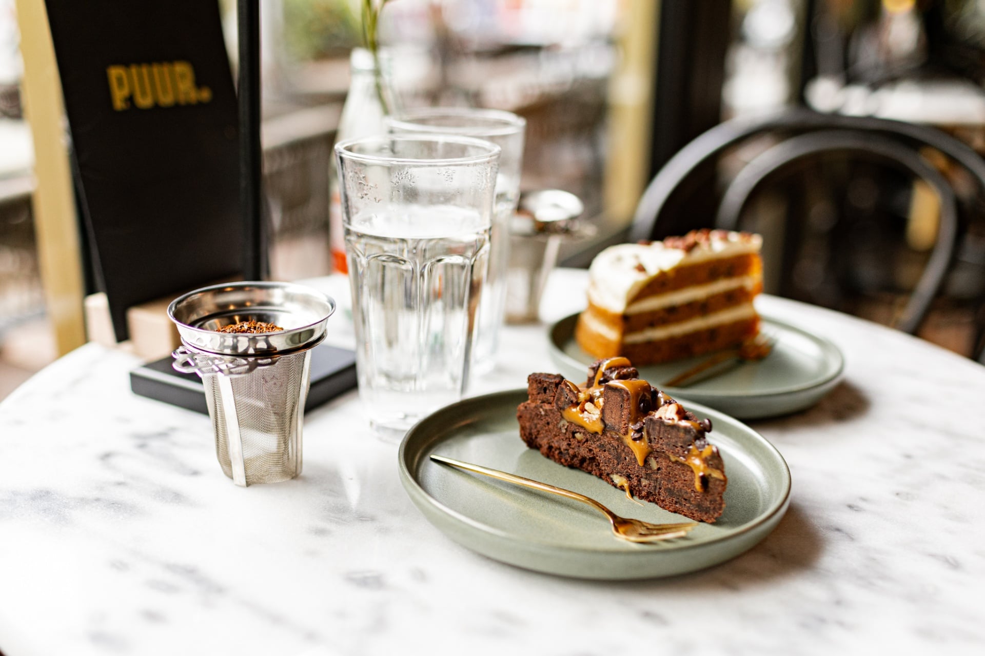 Huisgemaakte cake op marmer bij PUUR