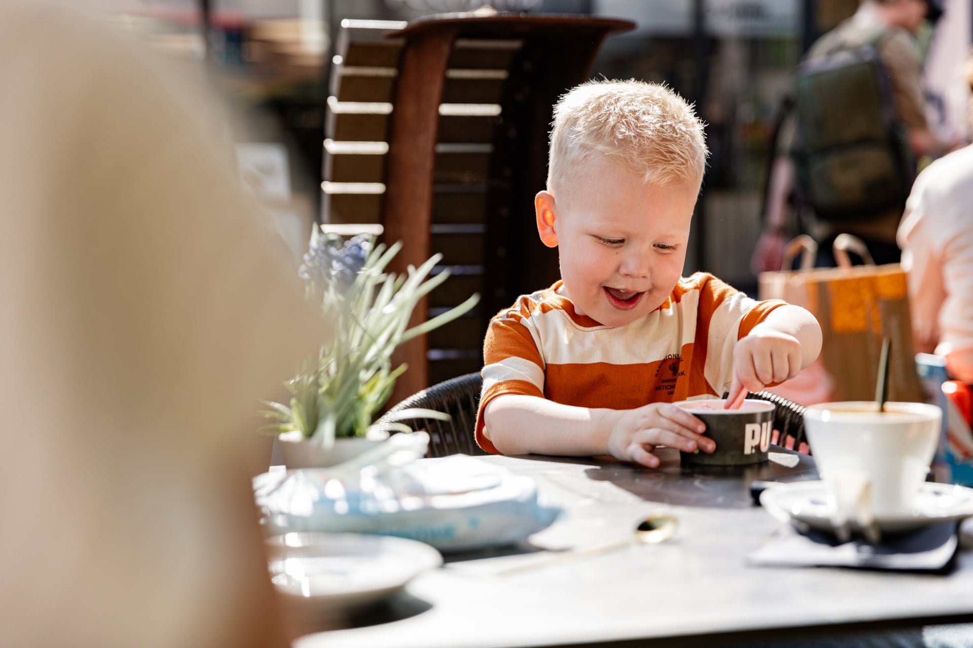 Kleine smikkelaar geniet van taart bij PUUR