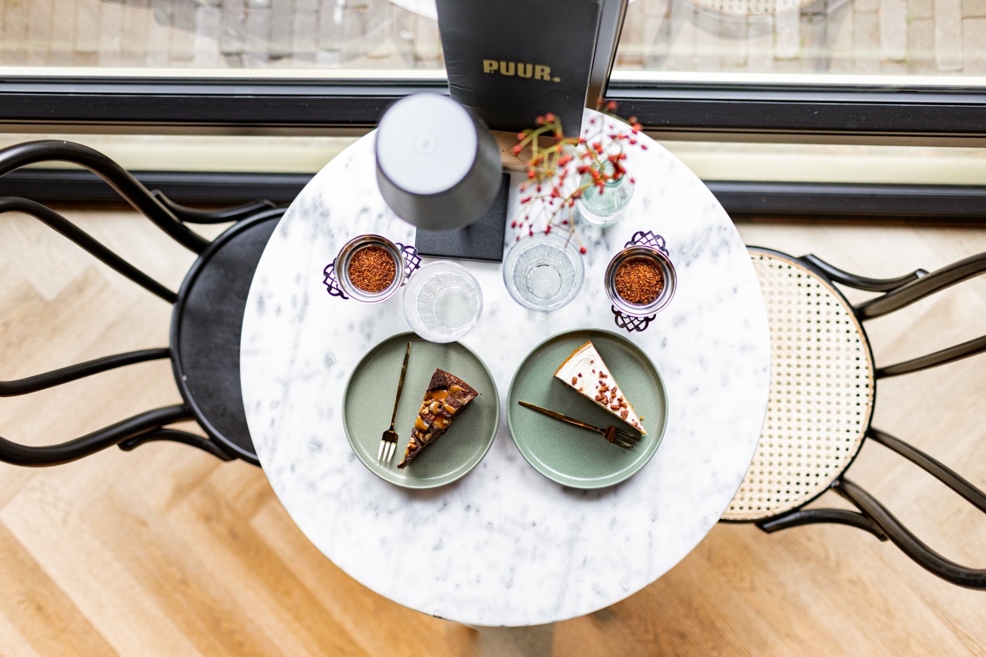 Twee taartpunten op marmeren tafel bij PUUR — foto Marije de Boer