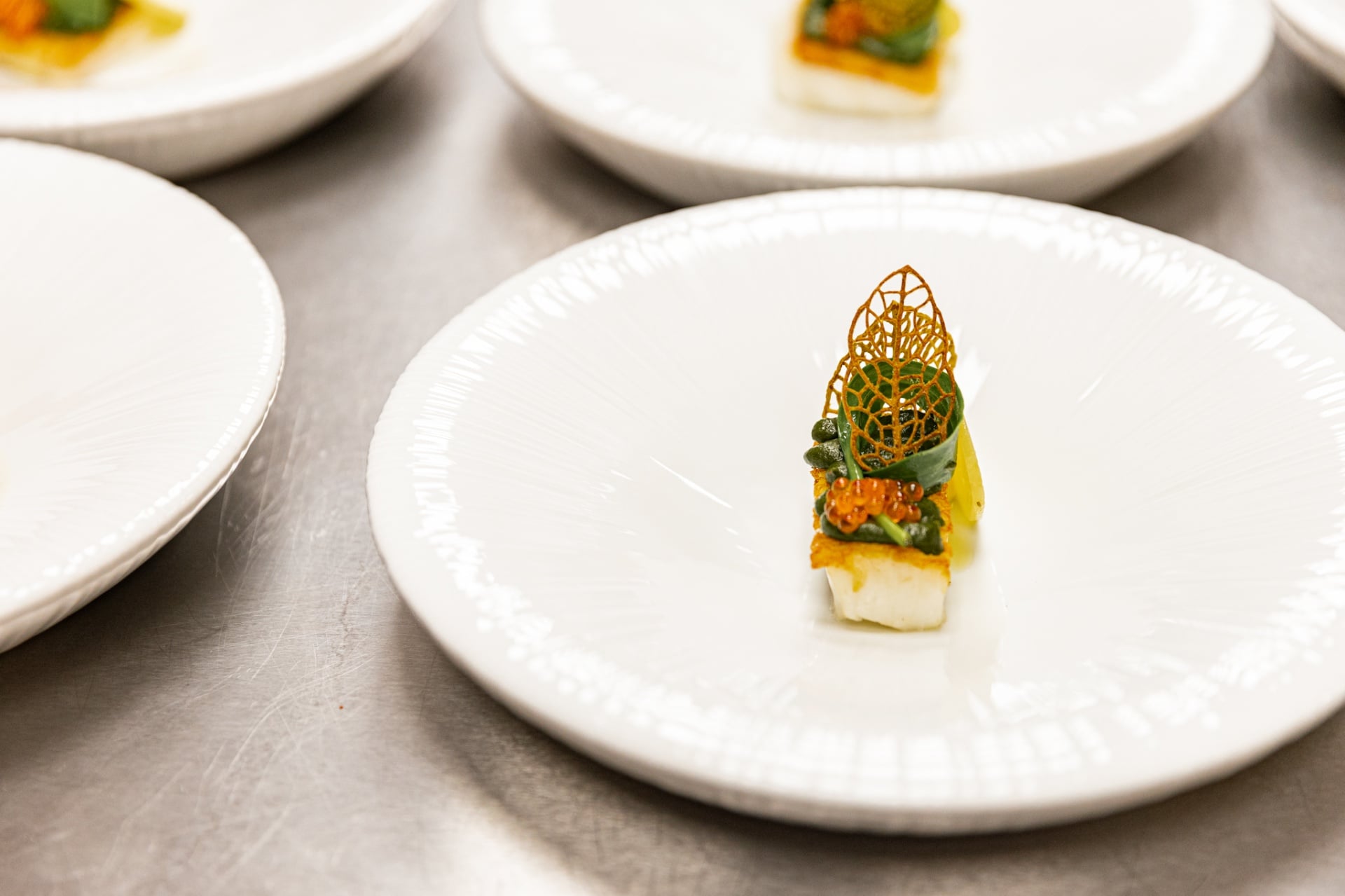 Amuse met verse rozemarijn op een klein bord