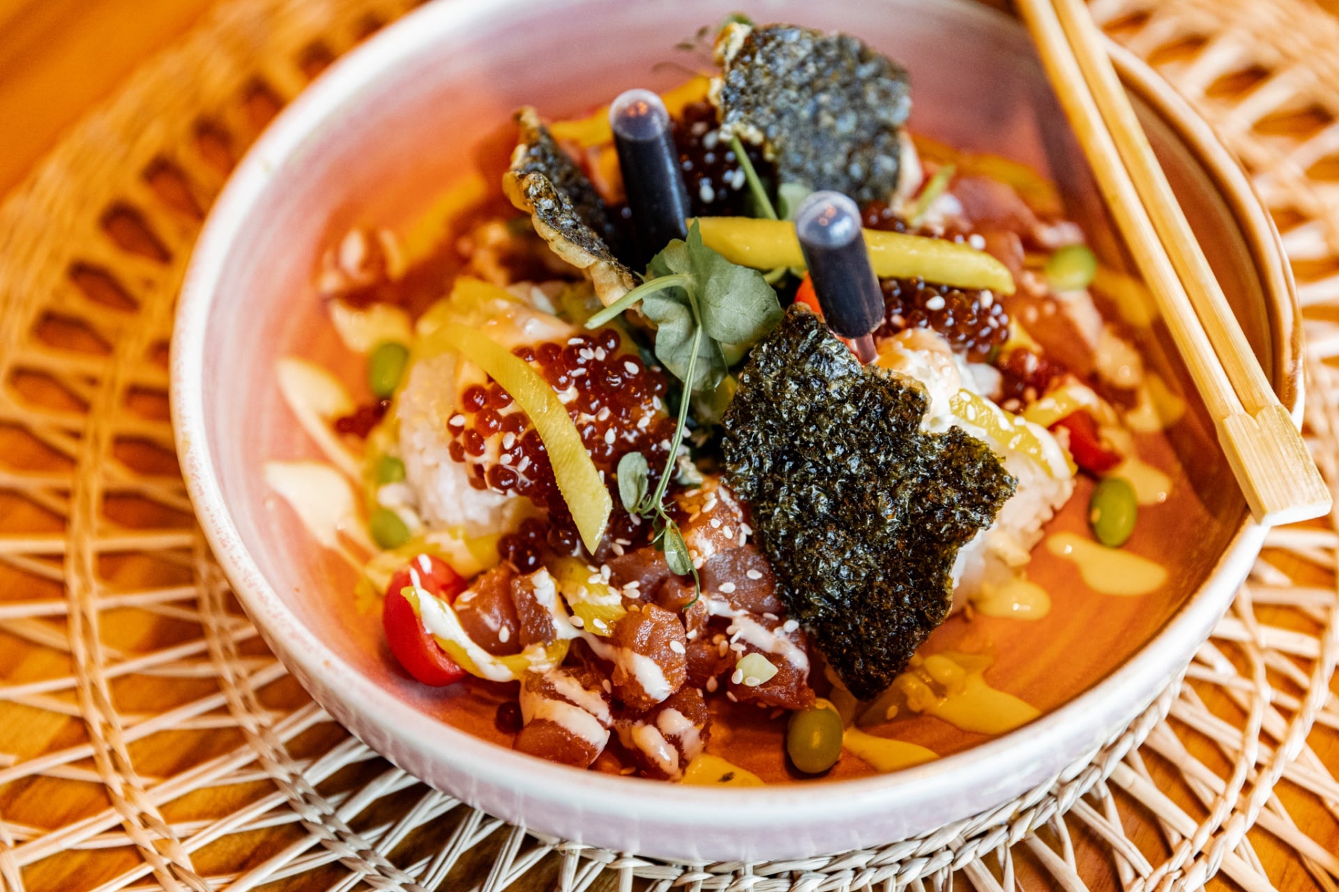 Verse poké bowl met vis en groenten bij SPOT