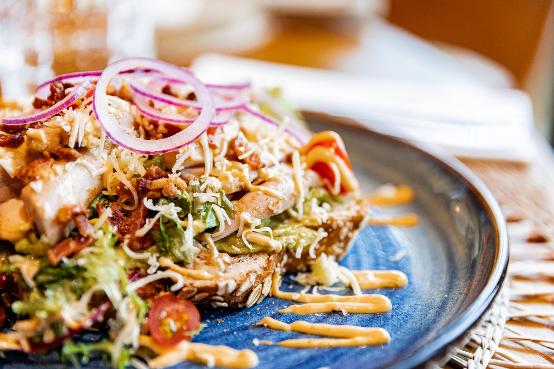 Geroosterde toast met topping bij SPOT
