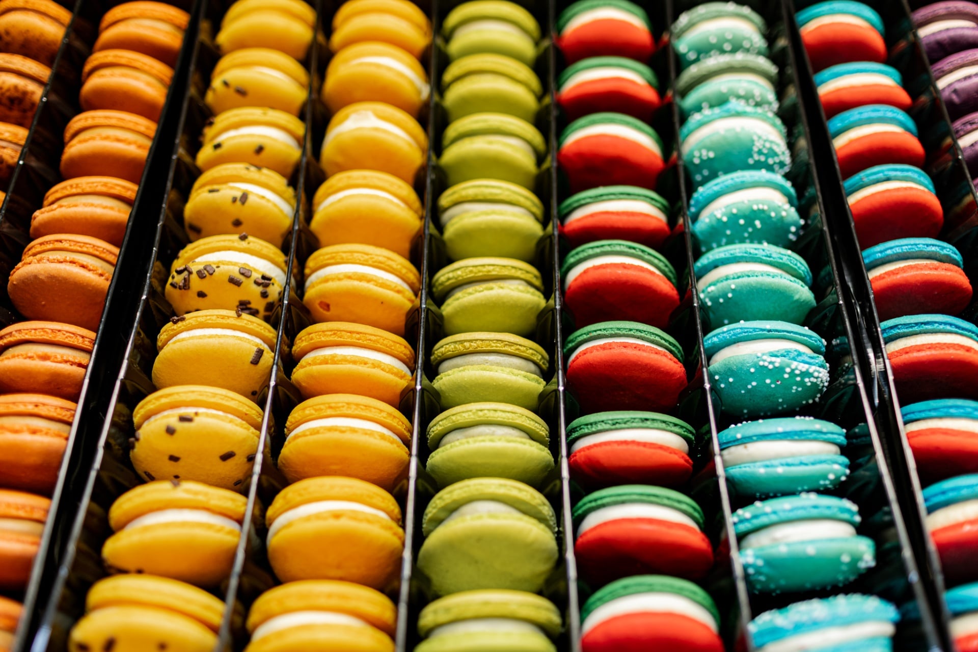 Stapel pastelkleurige macarons in zacht zijlicht