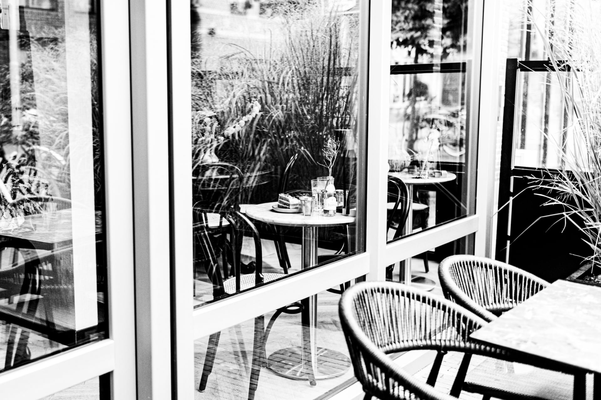 Caféraam met taart en herfststilleven bij PUUR